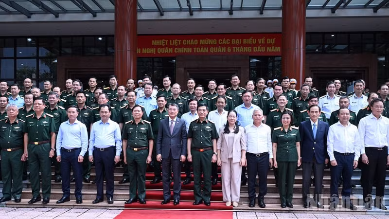 Prime Minister Le Minh Hung poses for a photo with delegates at the national political-military conference. (Photo: NDO)