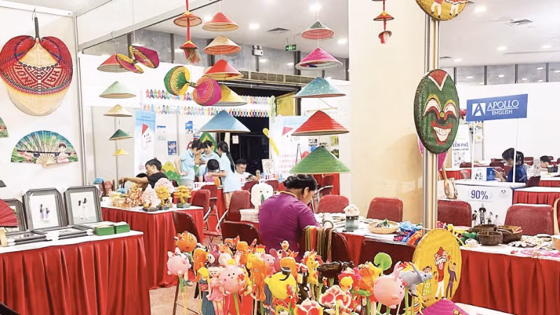 Display of traditional handicraft products at the Viet Nam National Centre for Arts and Culture Exhibition. (Photo: NGOC LIEN)