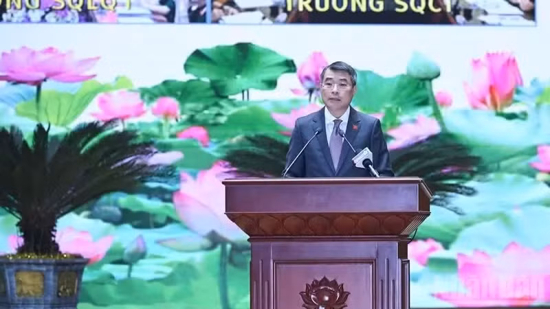 Prime Minister Le Minh Hung speaks at the national political-military conference. (Photo: NDO)