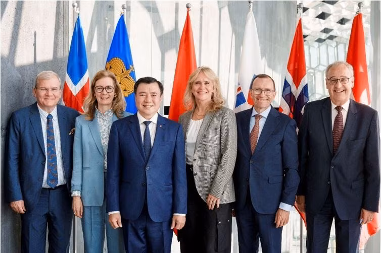 Deputy Minister of Industry and Trade Nguyen Sinh Nhat Tan (centre) and representatives of the European Free Trade Association (EFTA) member states attend the EFTA Ministerial Meeting in Iceland. (Photo: tapchicongthuong.vn)