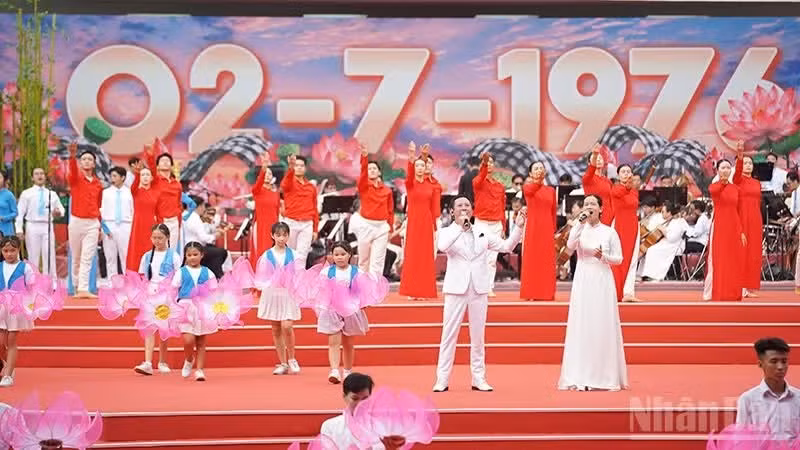 The artistic performance during the final rehearsal. (Photo: The Anh)