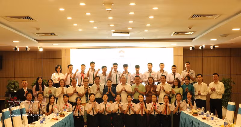 Participants at the meeting between representatives of the Viet Nam Fatherland Front (VFF) Central Committee and the Vientiane-based Nguyen Du Lao–Vietnamese bilingual school in Da Nang on July 1, 2026. (Photo: VNA)