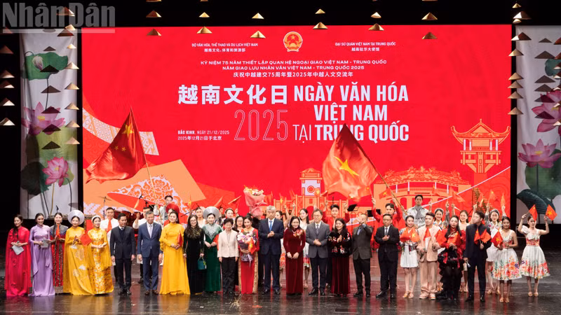 Delegates take commemorative photos with the artists.