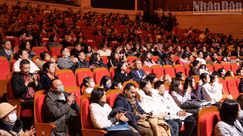 A large audience follows the art programme “Colours of Culture”.