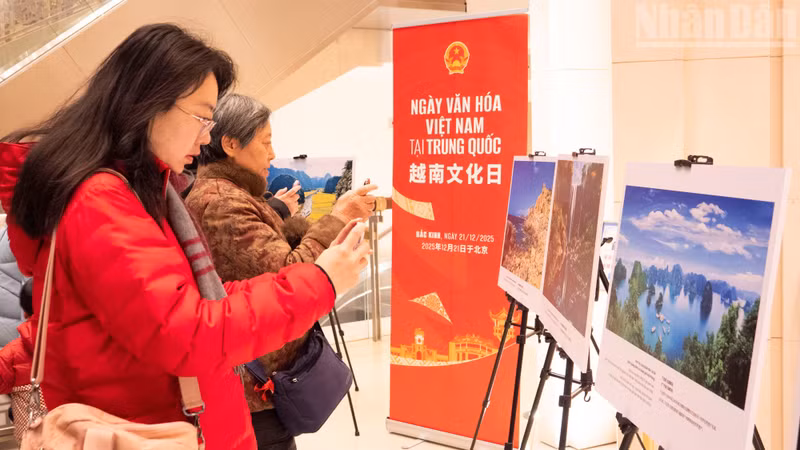 Many visitors take photos of Viet Nam’s famous landmarks.