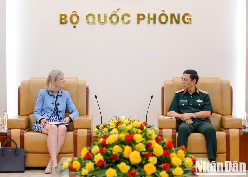 Deputy Prime Minister and Minister of National Defence General Phan Van Giang (R) and Australian Ambassador to Viet Nam Gillian Bird at their meeting in Ha Noi on July 29, 2026. (Photo: NDO)