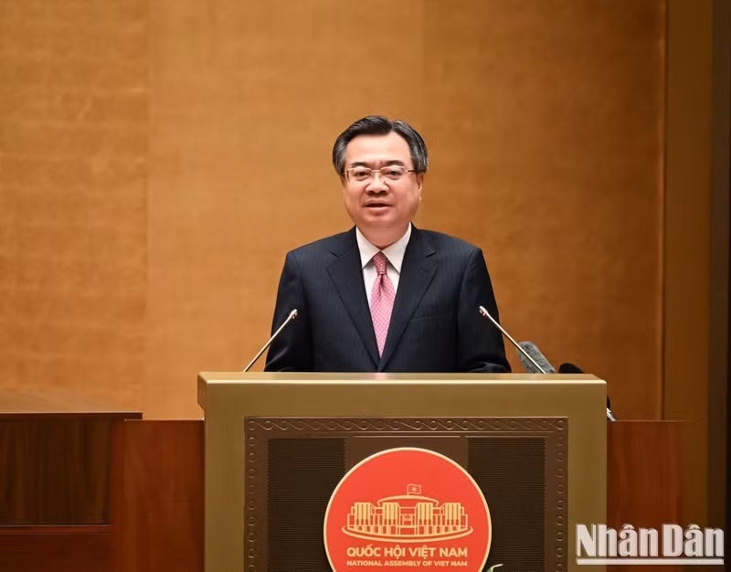 Politburo member, Secretary of the Party Central Committee, Chairman of the Party Central Committee's Commission for Policies and Strategies Nguyen Thanh Nghi speaks at the national conference to disseminate and implement resolutions adopted at the third plenum of the 14th Party Central Committee on July 29. (Photo: NDO)