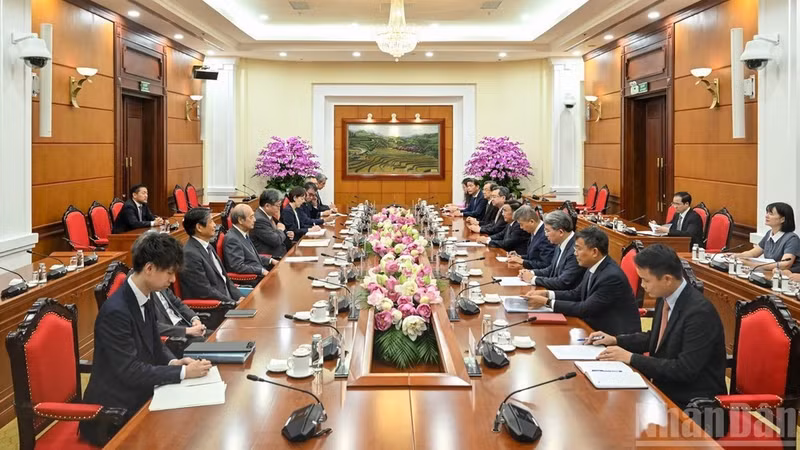 The meeting between Politburo member and Permanent member of the Communist Party of Viet Nam (CPV) Central Committee’s Secretariat Tran Cam Tu and Executive Acting Secretary General of the LDP Hagiuda Koichi in Ha Noi on July 21 (Photo: NDO)
