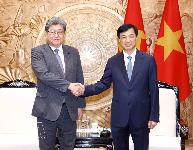 Nguyen Duy Ngoc, Politburo member, Chairman of the Communist Party of Viet Nam (CPV) Central Committee's Organisation Commission and Chairman of the Vietnam-Japan Parliamentary Friendship Group (R) hosts a reception in Ha Noi on July 22 for Executive Acting Secretary-General of Japan's Liberal Democratic Party (LDP) Hagiuda Koichi and his delegation. (Photo: VNA)