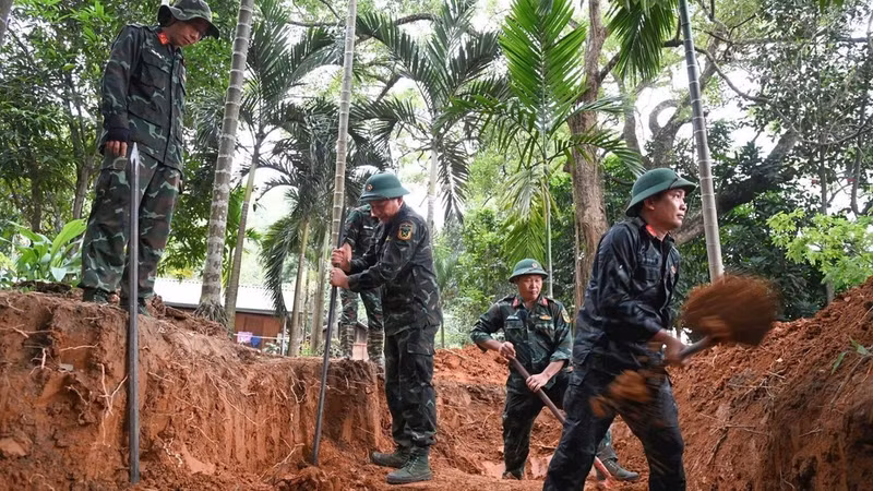 The Martyrs' Remains Recovery Team of the Lao Cai Provincial Military Command conducts a search at Hill K30.
