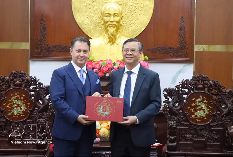 Chairman of the Can Tho People's Committee Chairman Truong Canh Tuyen (right) presents a souvenir to Pakistani Ambassador to Viet Nam Kohdayar Marri at the meeting on July 21. (Photo: VNA)