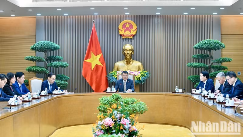 Prime Minister Le Minh Hung holds phone talks with his Canadian counterpart Mark Carney on July 21. (Photo: ND))