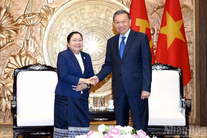 Party General Secretary and State President To Lam (R) and Sisay Leudetmounsone, Politburo member, Secretary of the LPRP Central Committee and Head of its Organisation Commission, in Ha Noi on July 29, 2026. (Photo: NDO)