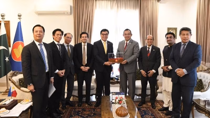 Ambassadors of ASEAN member states to Pakistan pose for a commemorative photograph with Pakistan's Minister for Petroleum, Ali Pervaiz Malik. (Photo: Courtesy of the Embassy of Viet Nam in Pakistan)