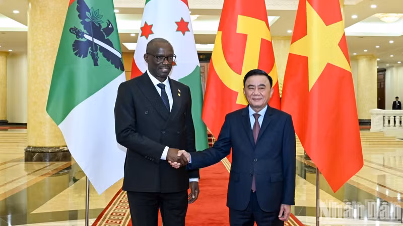 Permanent member of the CPV Central Committee’s Secretariat Tran Cam Tu (R) and CNDD-FDD Secretary General Révérien Ndikuriyo (Photo: NDO)