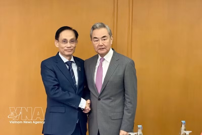 Le Hoai Trung, Politburo member of the Communist Party of Viet Nam (CPV) Central Committee, Minister of Foreign Affairs (L), meets with Wang Yi, Politburo member, Director of the Office of the Commission for Foreign Affairs of the Communist Party of China (CPC) Central Committee and Minister of Foreign Affairs of China, in Manila, the Philippines, on July 22. (Photo: VNA)