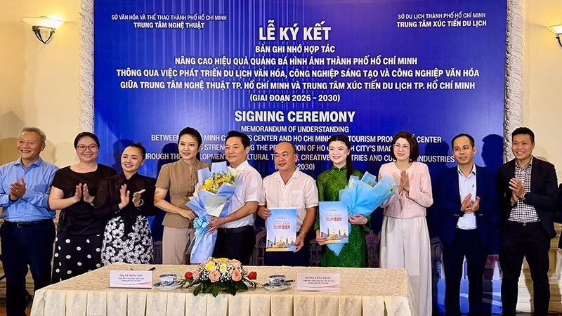 Representatives of the two parties take a photograph after the signing ceremony. (Photo: Department of Tourism)