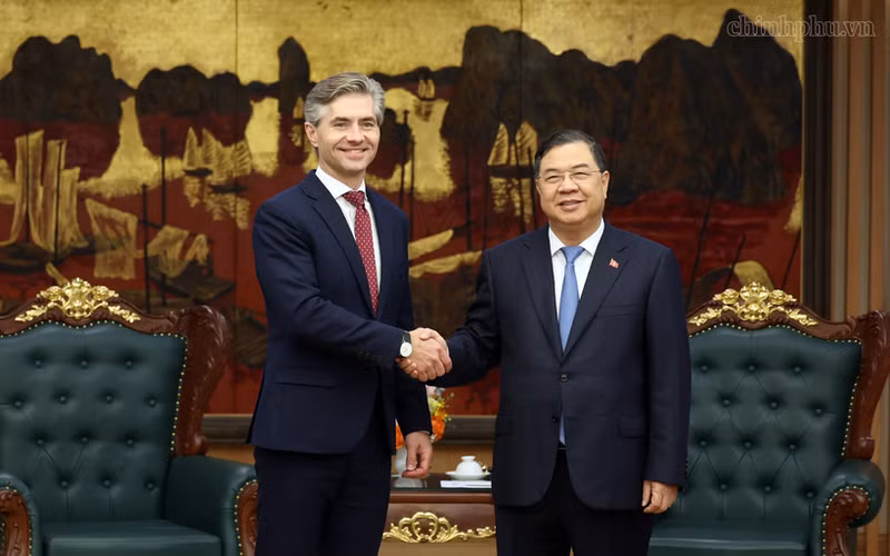 Permanent Deputy Prime Minister Pham Gia Tuc (right) meets with Lithuanian Minister of Foreign Affairs Kestutis Budrys in Ha Noi on July 28. (Photo: chinhphu.vn)
