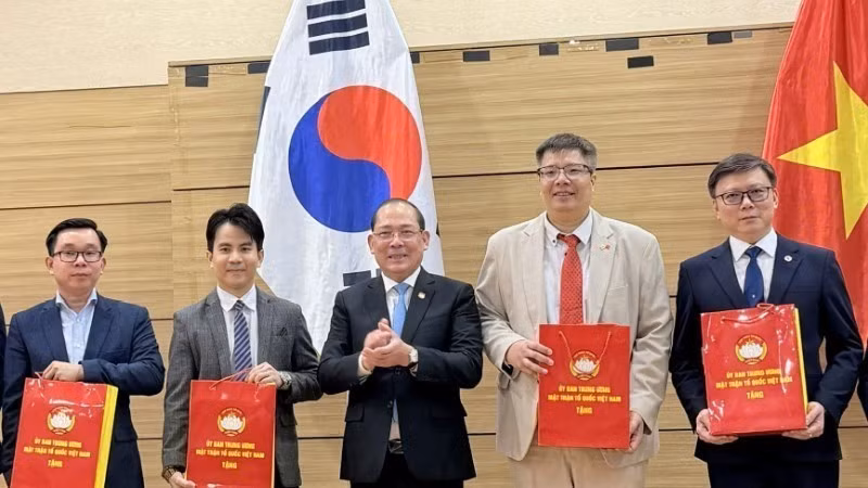 Vice President of the Viet Nam Fatherland Front Central Committee Hoang Cong Thuy presents gifts to representatives of the Viet Nam–Korea Business and Investment Association and the Viet Nam–Korea Experts and Intellectuals Association. (Photo: VKBIA)