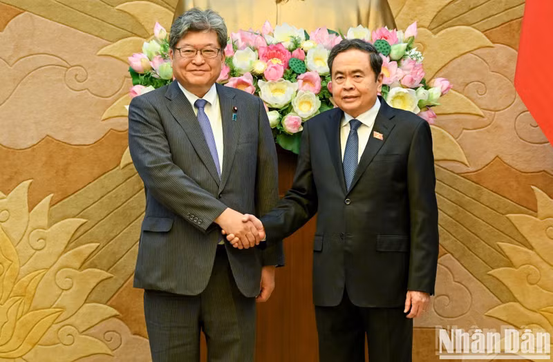 National Assembly Chairman Tran Thanh Man (R) and Executive Acting Secretary General of Japan's Liberal Democratic Party (LDP) Hagiuda Koichi. (Photo: NDO)