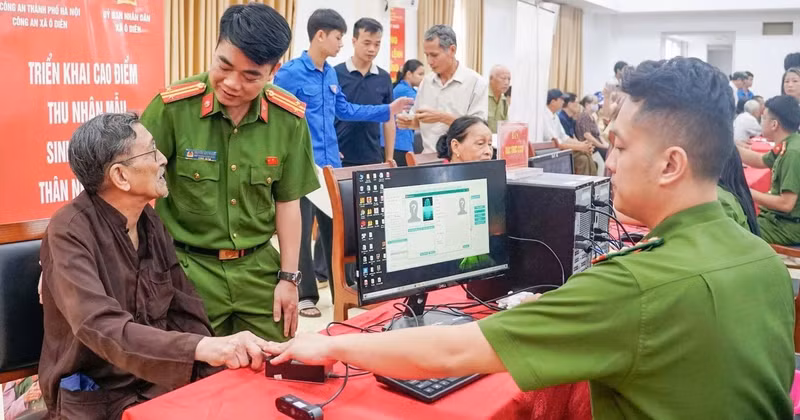 DNA biological samples are being collected from relatives of unidentified martyrs across 126 communes and wards in the capital. (Photo: NGOC BICH)
