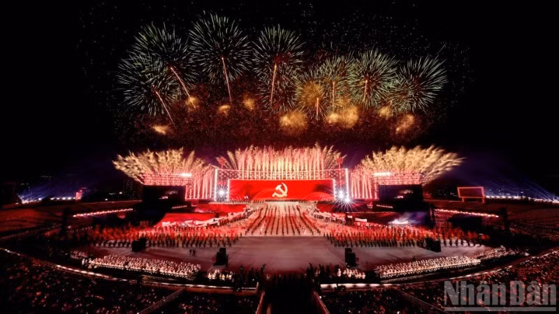 Under the glorious flag of the Party, the entire Vietnamese nation unites and works together to successfully implement the Resolution of the 14th National Party Congress. (Photo: THANH DAT)