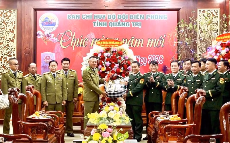 Officers of the public security forces of Salavan, Khammuon and Savannakhet provinces extend New Year greetings to officers and soldiers of the Quang Tri provincial Border Guard Command (Photo: VNA)