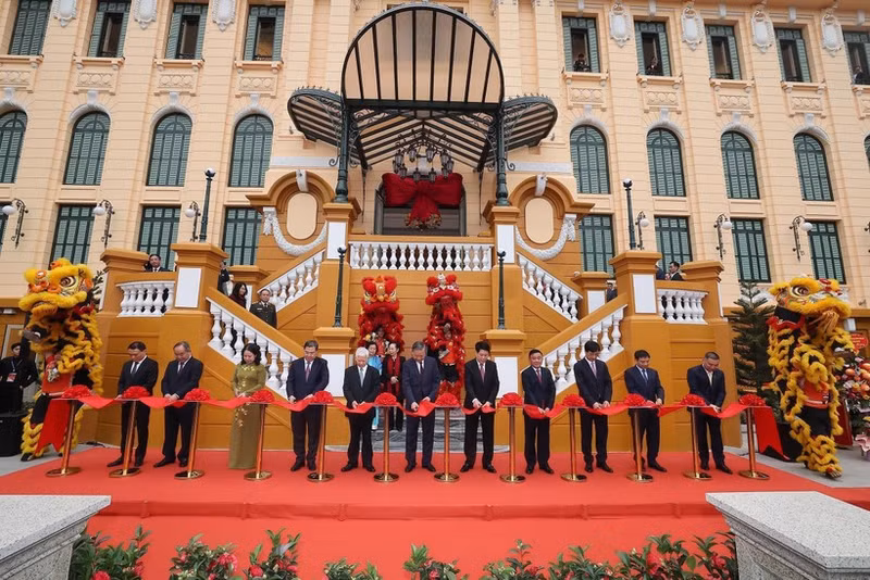 Party General Secretary To Lam, State President Luong Cuong and other officials cut the ribbon to officially inaugurate the renovated, upgraded and newly built headquarters of the Presidential Office at No. 2 Le Thach Street in Ha Noi on February 2. (Photo: VNA)