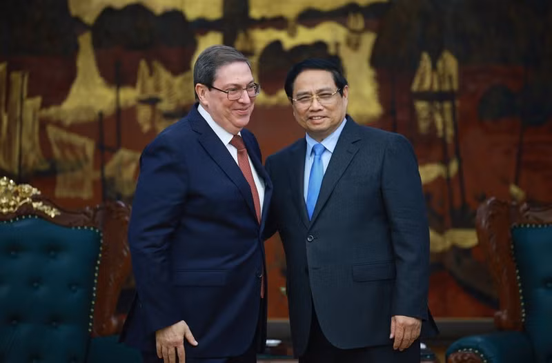 Prime Minister Pham Minh Chinh (R) welcomes Bruno Rodríguez Parrilla, Politburo member and Minister of Foreign Affairs of Cuba, who is visiting Viet Nam as special envoy of the Communist Party and State of Cuba (Photo: VNA)