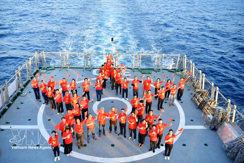 Over 60 overseas Vietnamese from 24 nations and territories visit Truong Sa and DK1 platform (Illustrative image: VNA)
