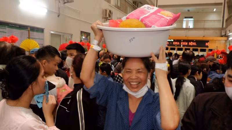 Although wearing an IV cannula, patients are cheerful and happy at the “0 VND” market.