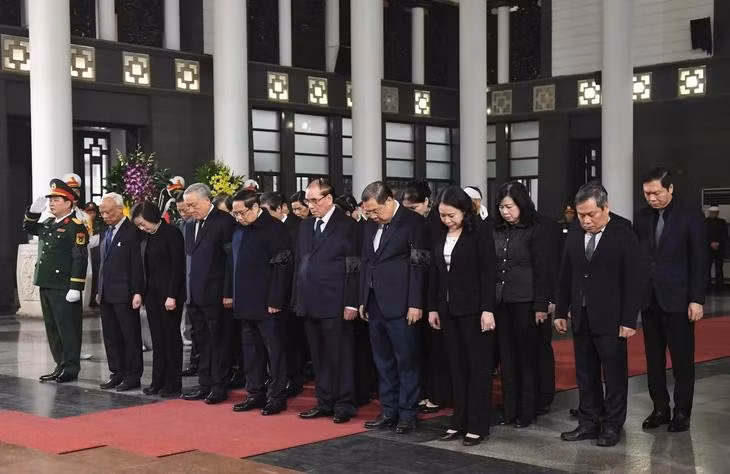 A delegation led by PM Pham Minh Chinh pays respect to former Deputy Chairman of the Council of Ministers Doan Duy Thanh (Photo: tuoitre.vn)