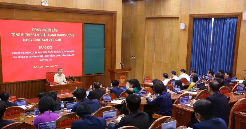 Party General Secretary To Lam talks to planned personnel groomed for membership of the 14th Party Central Committee on June 17. (Photo: VNA)