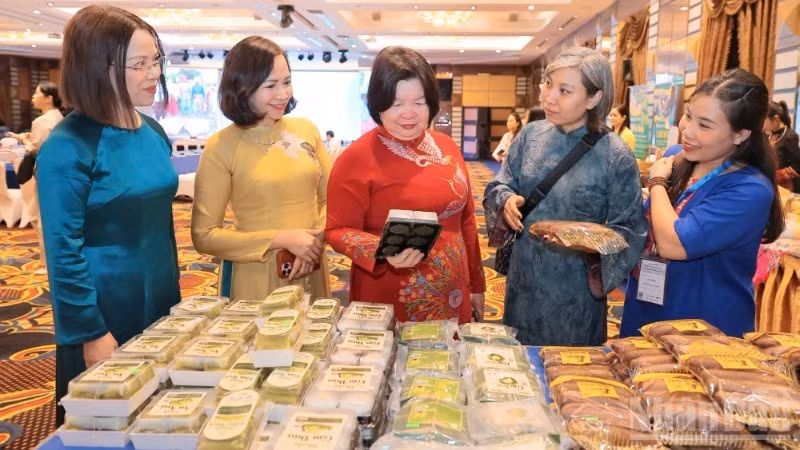 The President of the Viet Nam Cooperative Alliance and delegates visit booths of cooperatives displaying products at the conference.