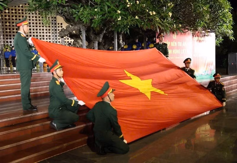 Soldiers of the armed forces perform tribute rituals for heroic martyrs at A1 Martyrs’ Cemetery.