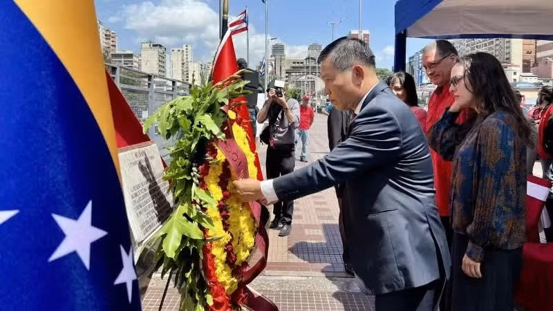 Ambassador Vu Trung My and delegates lay wreaths at the monument of President Ho Chi Minh. (Photo provided by the Embassy of Viet Nam in Venezuela)
