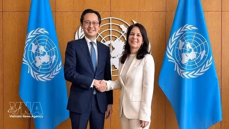 Ambassador Do Hung Viet, Permanent Representative of Viet Nam to the United Nations (UN), meets with Annalena Baerbock, President of the 80th session of the UN General Assembly (UNGA). (Photo: VNA)