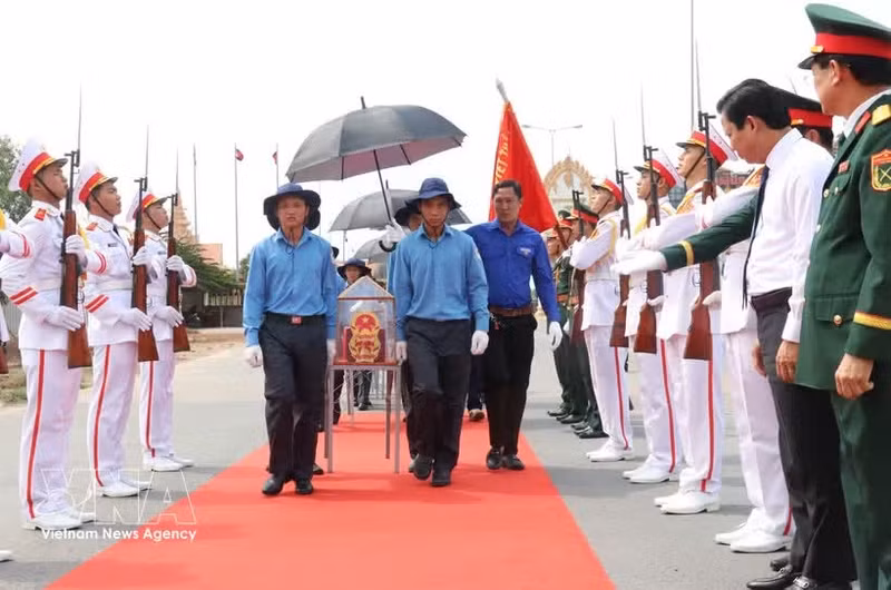 Remains of the fallen soldiers were repatriated through the Binh Hiep international border gate in Binh Hiep commune, Tay Ninh province, on May 12. (Photo: VNA)