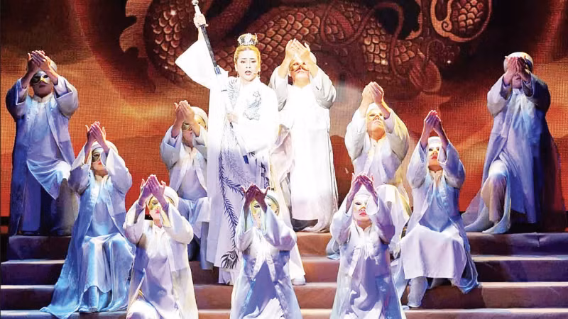 Despite many efforts, experimental theatre still struggles to secure its place in the market. The play Son Ha by Sen Viet Theatre participated in the 2025 International Experimental Theatre Festival. (Photo: Organising Committee)