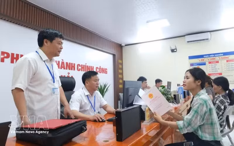 Civil servants provides administrative services for citizens in Son Hai commune of Bac Ninh province. (Photo: VNA)