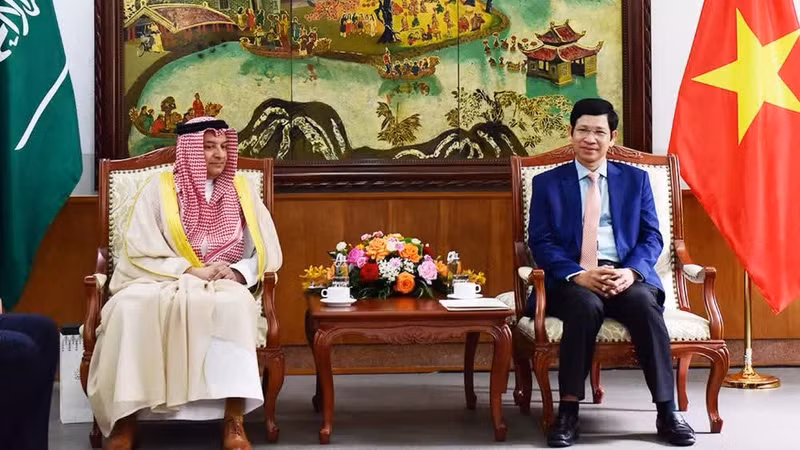 Deputy Minister of Culture, Sports and Tourism Ho An Phong holds talks with Ambassador Extraordinary and Plenipotentiary of the Kingdom of Saudi Arabia to Viet Nam Thamer Mohammed A. Algosaibi. (Photo: TITC)