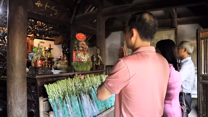 With deep reverence, people light incense sticks in remembrance of the great contributions of President Ho Chi Minh.