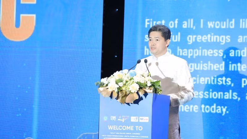Standing Deputy Minister of Health Vu Manh Ha speaks at the conference.
