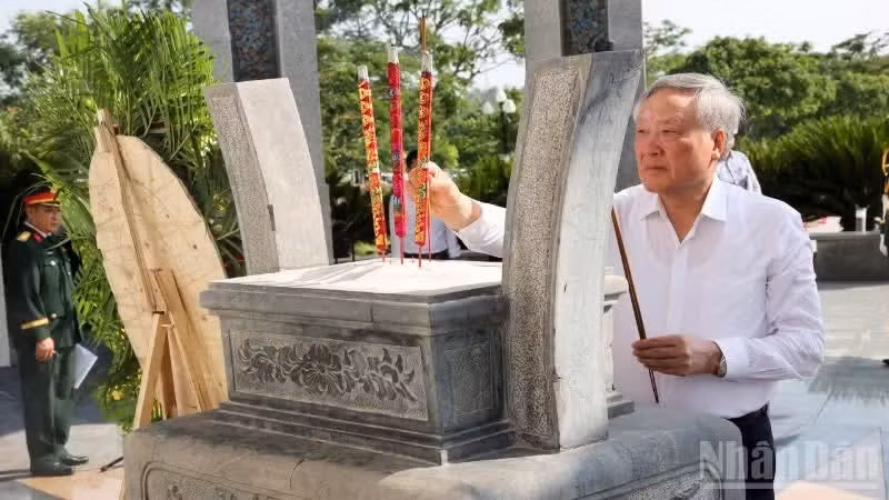 Nguyen Hoa Binh, former Politburo member and former Permanent Deputy Prime Minister, offers incense at the Martyrs’ Cemetery and the Monument to Heroic Vietnamese Mothers in Quang Phu ward, Da Nang city.