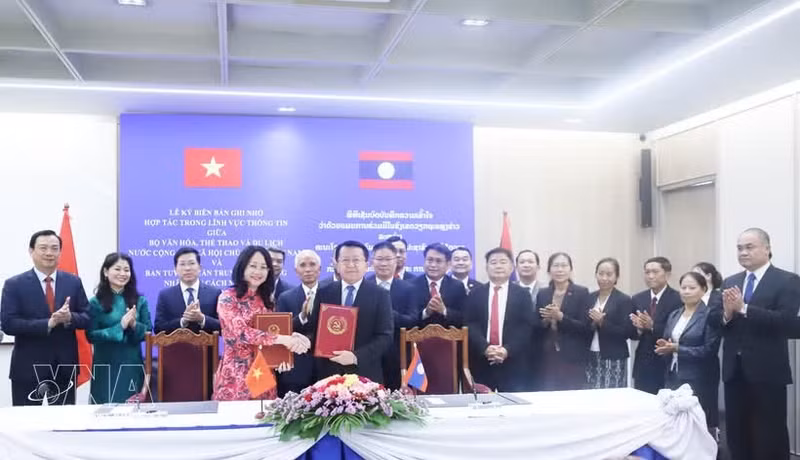 Minister of Culture, Sports and Tourism Lam Thi Phuong Thanh and Deputy Head of the Central Propaganda and Training Commission Vansy Kuamua exchange the cooperation memorandum for the 2026-2030 period. (Photo: VNA)