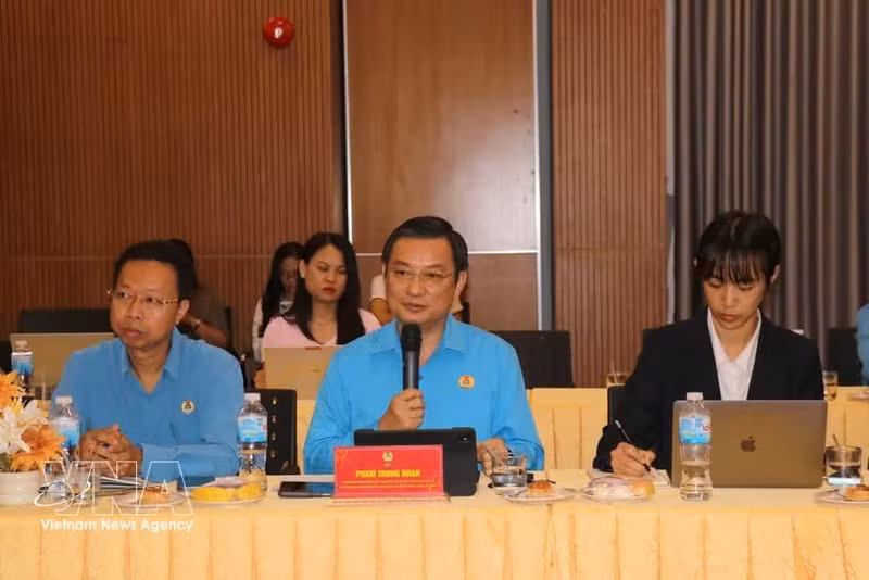 Pham Trong Nhan, Vice President of the Ho Chi Minh City Labour Federation, speaks at a working session with the National Trades Union Congress (NTUC) of Singapore on May 13. (Photo: VNA)