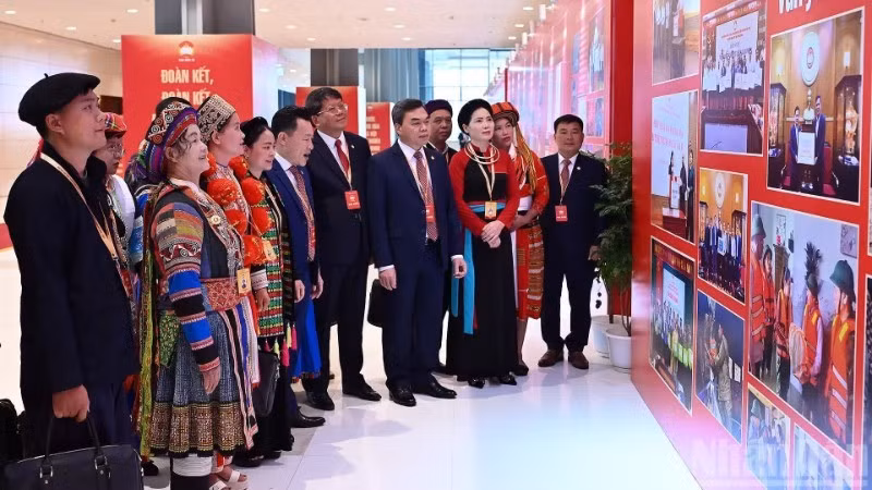 Delegates visit an exhibition on the sidelines of the 11th National Congress of the Viet Nam Fatherland Front. (Photo: THUY NGUYEN)
