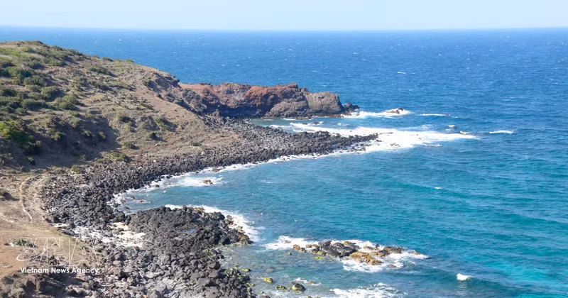 Thanks to intensified efforts to encourage collective action on environmental protection, the coastal areas of Phu Quy special zone still retain their pristine, green and clean beauty. (Photo: VNA)