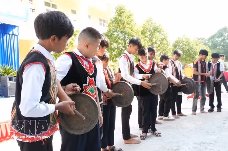 Quang Ngai introduces gong culture and xoang dance into schools, helping preserve, promote and spread the value of traditional cultural heritage. (Photo: VNA)