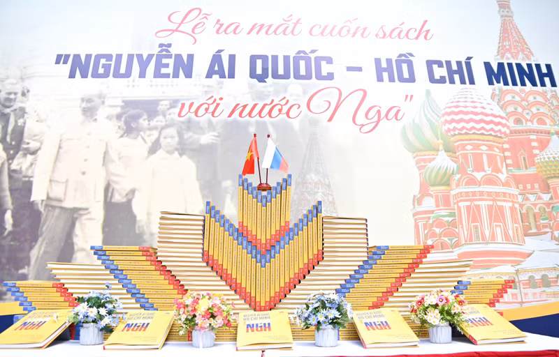 The book “Nguyen Ai Quoc – Ho Chi Minh and Russia” on display at the launch (Photo: https://daibieunhandan.vn)